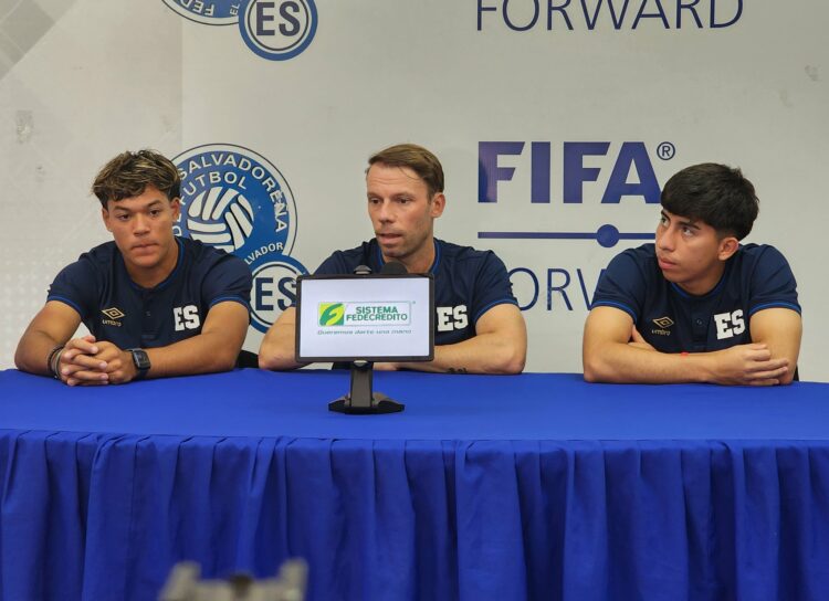 Francis Castillo, Juan Cortés y Steven Guerra. Foto Fesfut
