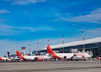 Autoridades recomiendan llegar cuatro horas antes al aeropuerto debido a fallas de Microsoft