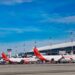 Autoridades recomiendan llegar cuatro horas antes al aeropuerto debido a fallas de Microsoft