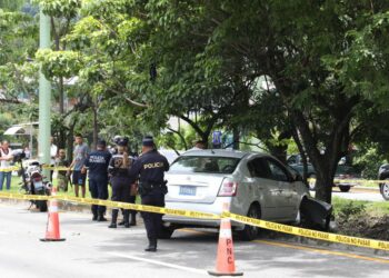 Conductor pierde el control de su vehículo y arrolla a un joven en autopista Comalapa