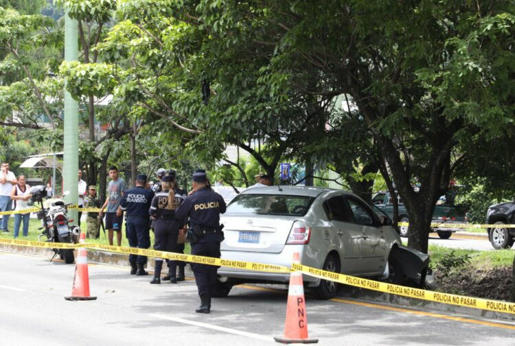 Conductor pierde el control de su vehículo y arrolla a un joven en ...