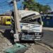 Choque de microbús contra poste de tendido eléctrico deja varios lesionados en San Salvador