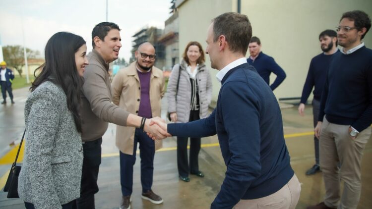 La vicecanciller, Adriana Mira, junto al director de la DGEHM, Daniel Álvarez, se encuentra en una gira por Argentina para conectar con autores claves. Foto / Diario El Salvador.