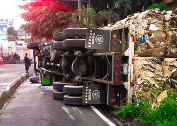 PNC atiende accidente de camión por desperfecto mecánico en frenos, en calle Monserrat