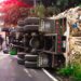 PNC atiende accidente de camión por desperfecto mecánico en frenos, en calle Monserrat