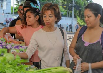 Salvadoreños acuden a los agromercados para adquirir productos frescos y a buen precio