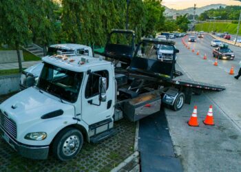 Gobierno de El Salvador pone a disposición servicio gratuito de grúa en vacaciones agostinas