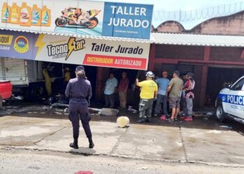 Camión chocó contra carwash en Aguilares y deja dos lesionados