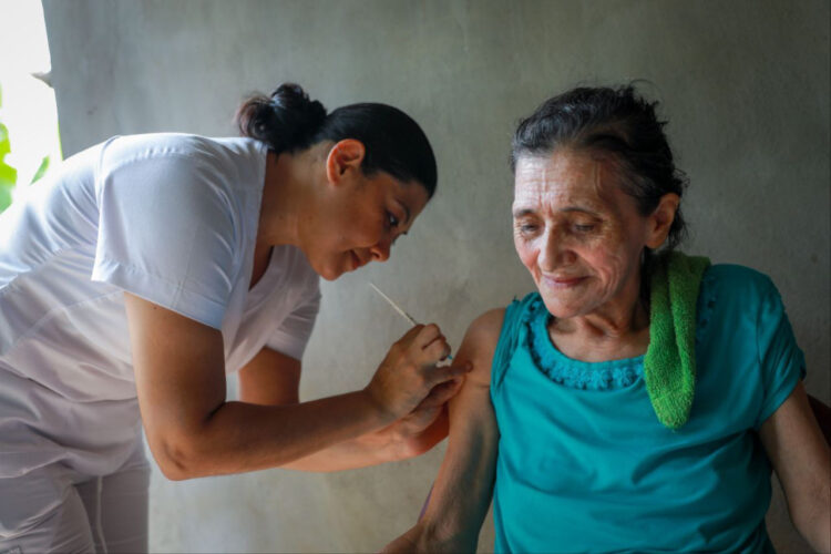 Los adultos mayores son priorizados junto con los niños menores de cinco años para prevenir afectaciones. Foto: Minsal.