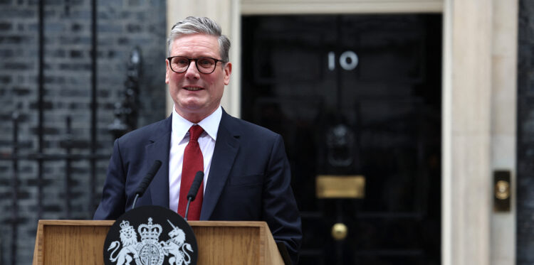 Declaración. El primer ministro de Gran Bretaña y líder del Partido Laborista, Keir Starmer, emitió su primer discurso ayer. Foto AFP.