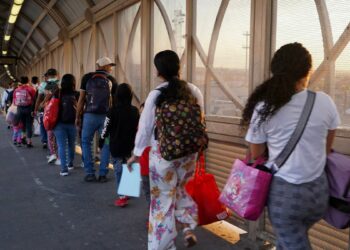 Trabajadores indocumentados en EE. UU. pagan casi $100.000 millones en impuestos