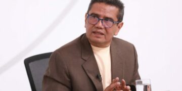 Sociólogo afirma que «El Salvador tenía retraso tecnológico de 20 años»