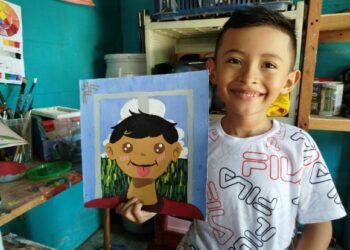 Mateo, a sus siete años, destaca por sus dibujos en El Cuco