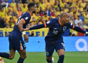 Países Bajos golea 3-0 a Rumania y avanza a cuartos de la Eurocopa
