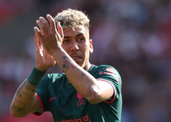 Futbolista brasileño Roberto Firmino se convierte en pastor evangélico