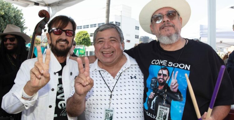 Ringo Starr (izquierda), posa junto a Carlos Chávez (al centro) y César Reconco (derecha).   Foto: Cortesía