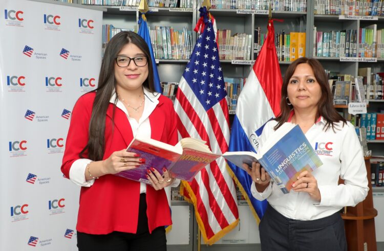 Graciel Monterrosa, coordinadora de carreras del ICC, y Fátima Morales, encargada del Departamento de Proyección Social de la ICC. Foto Jarvyn Muñoz.