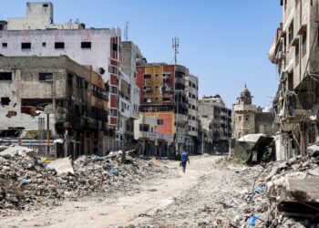Israel bombardea Gaza y mediadores redoblan presión para lograr una tregua