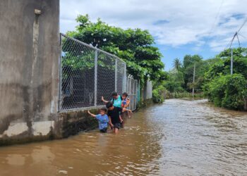 Cantón Puerto Parada continúa inundado
