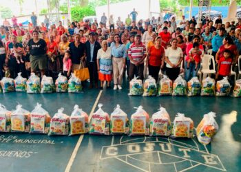 El Gobierno entrega 1,350 paquetes de alimentos a familias en Cuscatlán