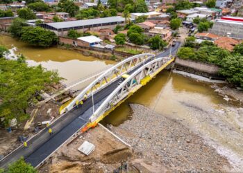 Obras Públicas pavimenta puente en Santa Rosa de Lima, La Unión
