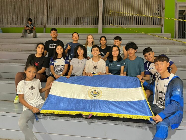 Esta es la delegación nacional de esgrima que compite en el Campeonato Centroamericano U-12 y U-14. Fotos/Cortesía Fátima Tobar