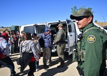 Disminuyen arrestos en frontera sur de EE. UU.