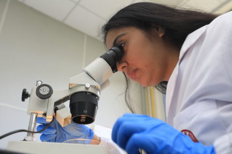 Innovación. El CENSALUD cuenta con modernos equipos para hacer investigaciones en diferentes ramas de la salud, apostando por un trabajo innovador y eficiente.