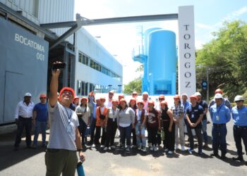 Estudiantes de tres universidades de EE. UU. visitan la planta Torogoz 