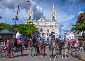 Desarrollan desfile hípico en fiestas julianas