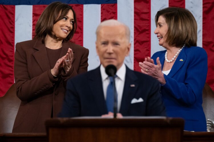 Amparo. La exfuncionaria describió a Harris con fuerza y determinación para impulsar políticas públicas. Foto AFP.