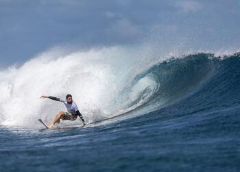 Surfista Bryan Pérez acabó tercero en su heat pero sigue en la pelea