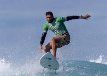 Surfista Bryan Pérez acabó tercero en su heat pero sigue en la pelea