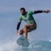 Surfista Bryan Pérez acabó tercero en su heat pero sigue en la pelea