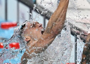El estadounidense Caeleb Dressel se colgó su octavo oro olímpico en el arranque de natación