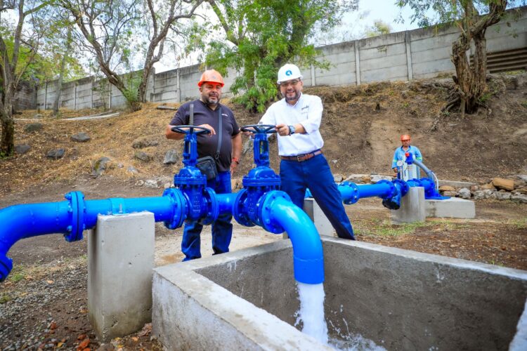 El presidente de ANDA, Rubén Alemán, ha verificado los pozos y tanques del Sistema Zona Norte que será rehabilitado. Foto: Diario El Salvador.