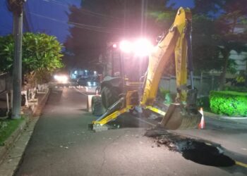 Ejecutan obras en una cárcava que se formó en la calle Loma Linda