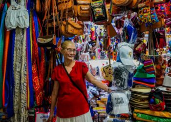 Gobierno promueve las artesanías del mercado Excuartel