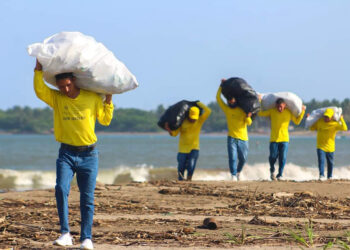 Reos en fase de confianza limpian playa El Tamarindo, La Unión