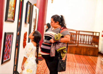 Exponen obras plásticas en el teatro de Santa Ana