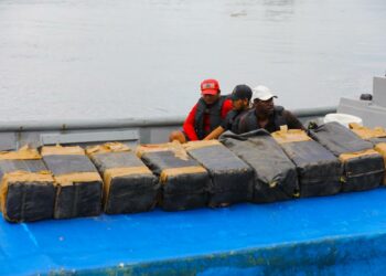 Autoridades presentan cocaína valuada en $52.1 millones decomisada en altamar