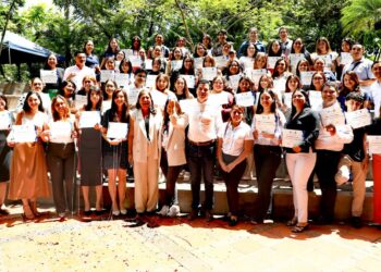 Más de 50 jóvenes se gradúan del diplomado en intervención lúdica terapéutica