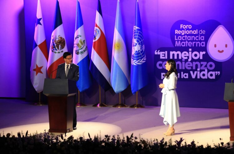 Ejemplo. Durante el foro, la primera dama Gabriela de Bukele, presentó los resultados de las acciones implementadas en el país. Foto: Diego García.