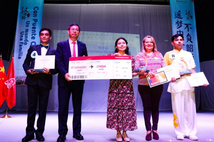 El instituto Confucio de la Universidad de El Salvador realizó en junio la 23 edición del concurso Puente Chino para estudiantes universitarios de El Salvador, un espacio en el que se promueve la enseñanza del idioma chino mandarín y el acercamiento a la milenaria cultura china. Foto: UES.