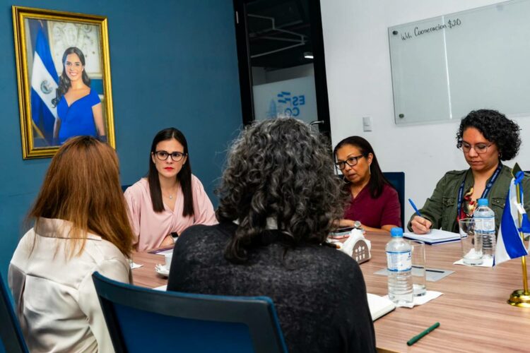 La directora de la Esco, Karla de Palma, se reunió con representantes de Educo. Foto: ESCO.