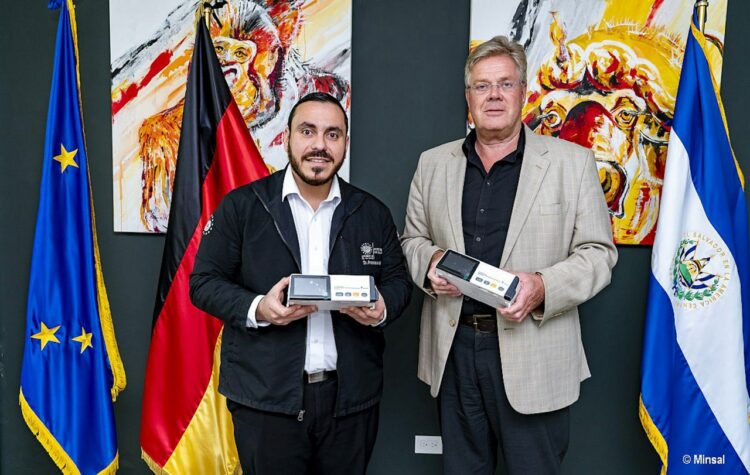 El ministro Alabi recibió los insumos por parte del embajador alemán, Peter Woeste. Foto: Embajada de Alemania en El Salvador.