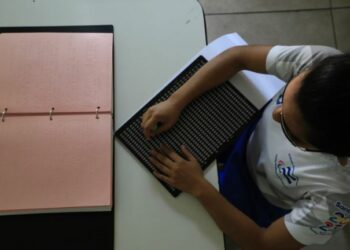 Estudiante de ciencias jurídicas transcribe el Código de Familia a braille