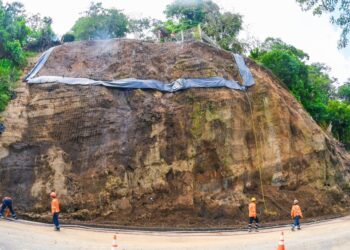 Supervisan obras para estabilizar un talud en calle a Los Planes de Renderos